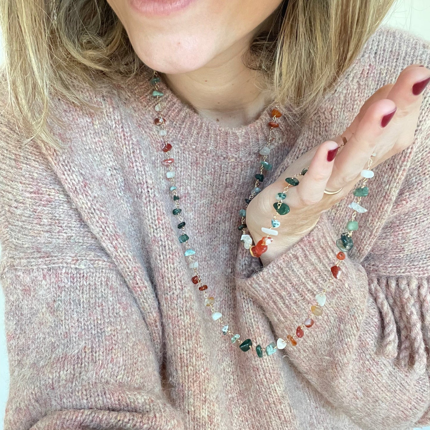 Collana lunga FOLIAGE con corniola, Agata Muschiata e pietra di luna indossata