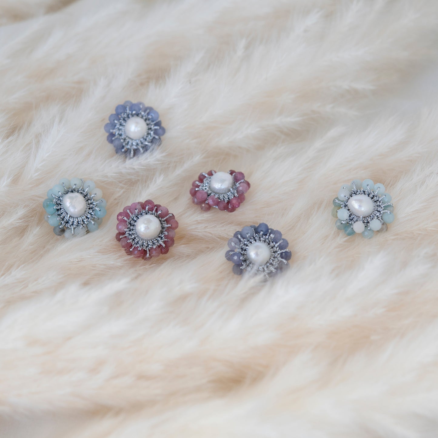 Orecchini DAISY 2.0 piccole margherite con pietre naturali fatte a mano a firenze uncinetto