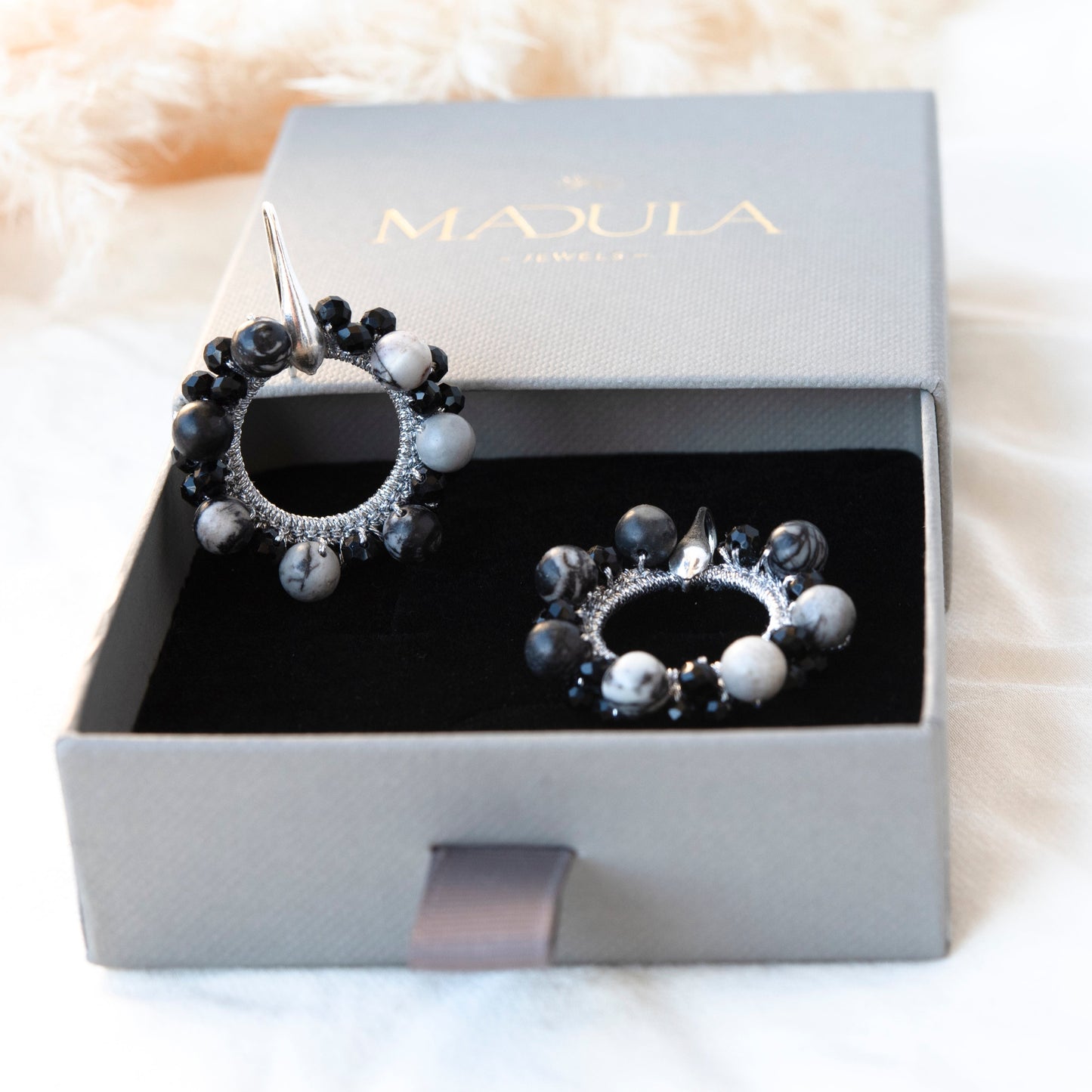 Orecchini artigianali a cerchio con Diaspro Picasso e cristalli neri, lavorati a mano con filato gioiello argentato - Madula Jewels