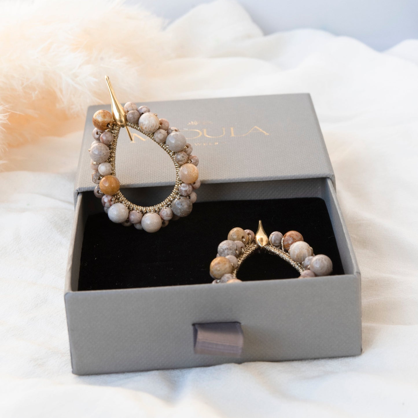 Orecchini artigianali fatti a mano in italia di design con pietre dure di Corallo Fossile